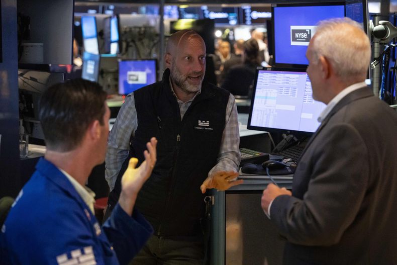 El especialista Meric Greenbaum trabaja en el piso de remates de la Bolsa de Valores de Nueva York, el viernes 1 de agosto de 2025. (AP Foto/Yuki Iwamura)