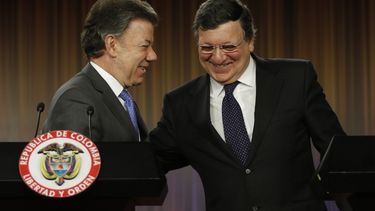 americateve | El presidente colombiano Juan Manuel Santos, izquierda, y Jos&eacute; Manuel Durao Barroso, presidente de la Comisi&oacute;n Europea, sonr&iacute;en tras sostener una conferencia de prensa conjunta en el Palacio Presidencial en Bogot&aacute;, Colombia, el