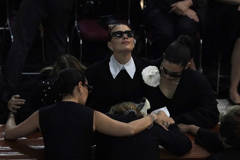 Michelle Salas y miembros de su familia junto al ataúd que contiene los restos de su bisabuela, la actriz mexicana Silvia Pinal, durante un funeral en el Palacio de Bellas Artes, en la Ciudad de México, el sábado 30 de noviembre de 2024. Pinal, actriz de la Época de Oro de México cine en las décadas de 1940 y 1950, murió el jueves. Tenía 93 años. (Foto AP/Aurea Del Rosario)