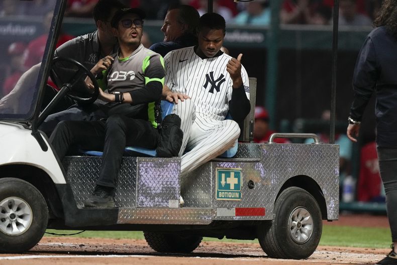 Oscar González, de los Yanquis de Nueva York, abandona el campo en un carro después de haber recibido un pelotazo en la cara en la segunda entrada del partido de exhibición en el estadio Alfredo Harp Helú, en la Ciudad de México, el lunes 25 de marzo de 2024. (AP Foto/Fernando Llano)