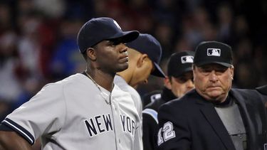 americateve | El umpire principal Gerry Davis expulsa a Michael Pineda, el pitcher abridor de los Yanquis de Nueva York, tras detectar una sustancia extra&ntilde;a en su cuello durante el segundo inning del juego ante los Medias Rojas de Boston el mi&eacute;rcoles 23 d