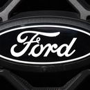 ARCHIVO - El logotipo de la compañía puede apreciarse en la parrilla de una camioneta Ford Serie F modelo 2026 en una concesionaria Ford, el domingo 2 de noviembre de 2025, en Littleton, Colorado. (AP Foto/David Zalubowski, archivo)
