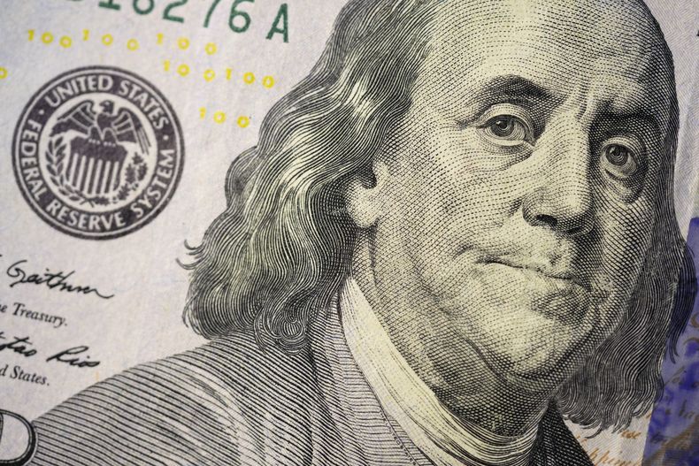 Esta fotografía del miércoles 22 de febrero de 2023 muestra la imagen de Benjamin Franklin en un billete de 100 dólares, en el Municipio Marple, Pensilvania. (AP Foto/Matt Slocum)