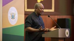El presidente de Ghana, John Mahama, habla con los medios en la Casa del Jubileo en Accra, Ghana, el miércoles 10 de septiembre de 2025. (Presidencia de Ghana via AP)
