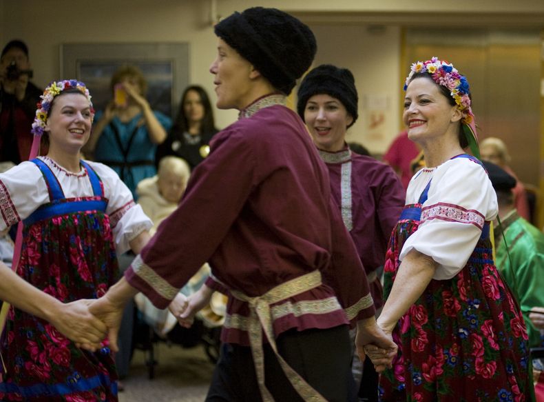 ARCHIVO - El grupo de danza rusa New Archangel Russian Dancers presenta su espectáculo en el Festival por el Día de Alaska, el 18 de octubre de 2012, en Sitka, el sitio donde se llevó a cabo la ceremonia de transferencia en la que Rusia le entregó Alaska a Estados Unidos en 1867. (James Poulson/Daily Sitka Sentinel vía AP archivo)