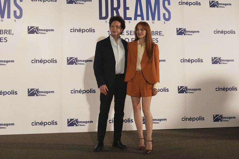 El director mexicano Michel Franco, a la izquierda, y la actriz estadounidense Jessica Chastain posan para fotos después de una conferencia de prensa para promocionar la película Dreams, en la Ciudad de México, el martes 26 de agosto de 2025. (Foto AP/Eduardo Verdugo)