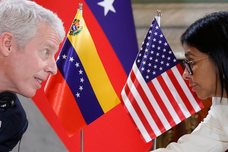 El secretario de Energía de Estados Unidos, Chris Wright, se reúne con la presidenta designada de Venezuela, Delcy Rodríguez, en el palacio presidencial de Miraflores, en Caracas, Venezuela, el 2 de septiembre de 2026. (AP Foto/Pedro Mattey)