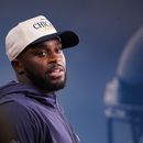 El cornerback de los Bears de Chicago Jaylon Johnson habla con la prensa durante el entrenamiento del sábado primero de agosto del 2026. (AP Foto/David Banks)