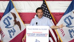 El precandidato presidencial republicano, el gobernador de Florida, Ron DeSantis, pronunció un mensaje durante un acto de recaudación de fondos para el representante federal Zech Nunn en Ankeny, Iowae, el sábado 15 de julio de 2023. (AP Foto/Charlie Neibergall)