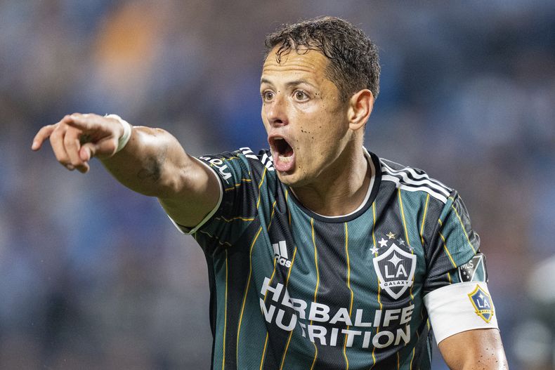 ARCHIVO - El delantero del Galaxy de Los Ángeles Javier Chicharito Hernández reacciona en el segundo tiempo del partido de fútbol de la MLS en contra del Charlotte FC, en Charlotte, Carolina del Norte, el sábado 25 de marzo de 2022. Hernández sufrió un desgarro de ligamento en la rodilla derecha, confirmó el equipo el viernes 9 de junio de 2023. (AP Foto/Jacob Kupferman, Archivo)