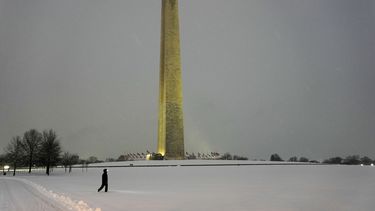 Una persona camina cerca del Monumento a Washington durante una tormenta de nieve invernal en Washington, el lunes 6 de enero de 2025. (AP foto/Matt Rourke)