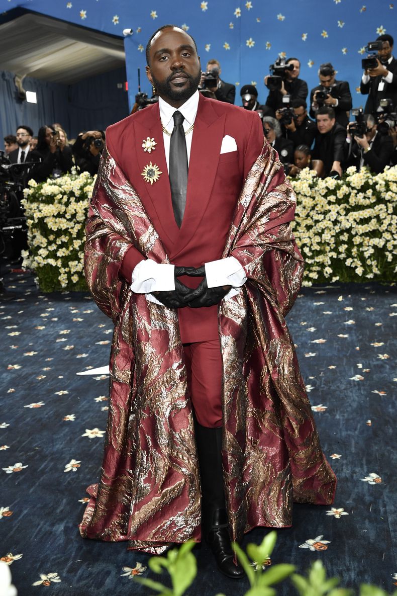Brian Tyree Henry asiste a la gala benéfica del Instituto del Vestido del Museo Metropolitano de Arte que celebra la inauguración de la exposición Superfine: Tailoring Black Style el lunes 5 de mayo de 2025, en Nueva York. (Foto Evan Agostini/Invision/AP)