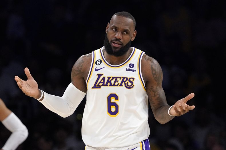 LeBron James, de los Lakers de Los Ángeles, hace un gesto durante el tercer partido de la semifinal del Oeste, ante los Warriors de Golden State, el sábado 6 de mayo de 2023 (AP Foto/Mark J. Terrill)