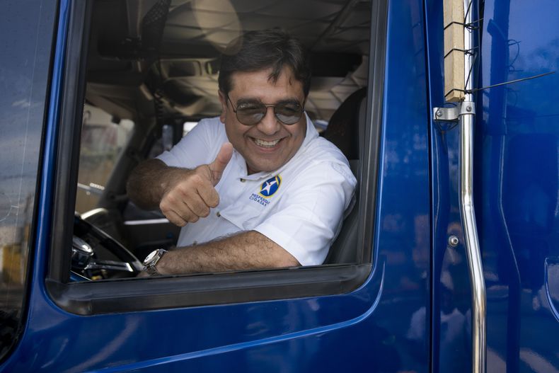 Carlos Pineda, candidato presidencial del partido Prosperidad Ciudadana, levanta el pulgar durante un mitin de campaña en la Ciudad de Guatemala, el domingo 14 de mayo de 2023. Guatemala celebrará elecciones generales el domingo 25 de junio. (AP Foto/Moisés Castillo)