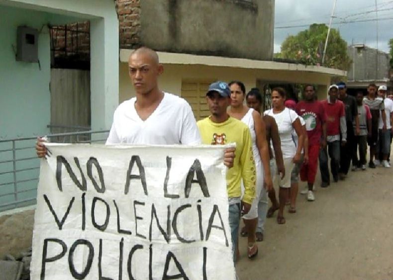 Niorvis Rivera, padre de la agredida, encabezando una marcha en diciembre del 2011.