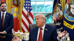 El presidente Donald Trump en la Oficina Oval de la Casa Blanca, el jueves 25 de septiembre de 2025, en Washington; junto a él está el vicepresidente JD Vance. (AP Foto/Alex Brandon)