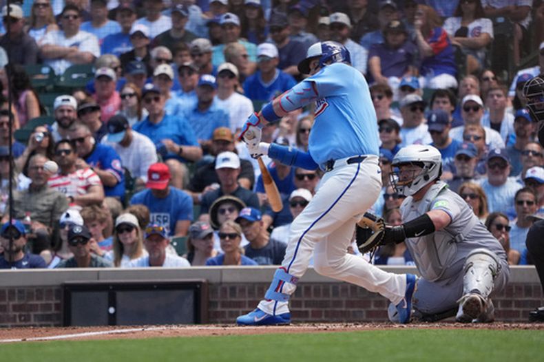 Carson Kelly, de los Cachorros de Chicago, batea un grand slam frente a los Azulejos de Toronto durante la primera entrada del juego de béisbol de Grandes Ligas, el viernes 19 de junio de 2026, en Chicago. (AP Foto/David Banks)
