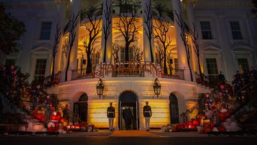 Casa Blanca recibe a niños para Halloween con precauciones