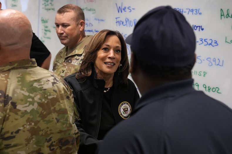 La vicepresidenta Kamala Harris, candidata presidencial demócrata, saluda antes de una reunión informativa en el Centro de Operaciones de Emergencia de Augusta mientras visita las zonas afectadas por el huracán Helene, el miércoles 2 de octubre de 2024, en Augusta, Georgia. (AP Foto/Carolyn Kaster)