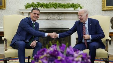 El presidente Joe Biden y el presidente del gobierno español Pedro Sánchez se saludan durante su reunión en la Oficina Oval de la Casa Blanca en Washington, el viernes 12 de mayo de 2023. (AP Foto/Susan Walsh)