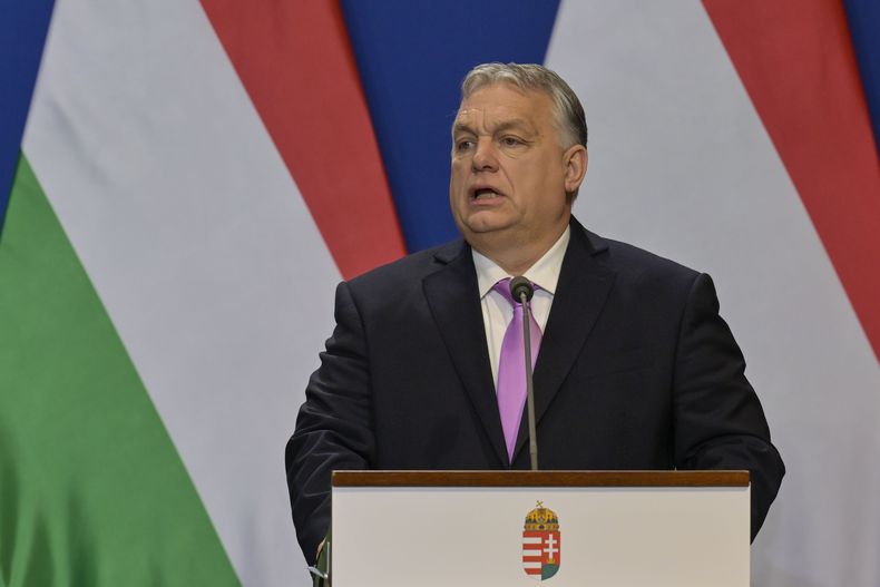 En esta imagen de archivo, el primer ministro de Hungría, Viktor Orbán, ofrece una conferencia de prensa con su homólogo sueco, Ulf Kristersson (no fotografiado),en el Monasterio Carmelita en Budapest, Hungría, el 23 de febrero de 2024. (AP Foto/Denes Erdos, archivo)