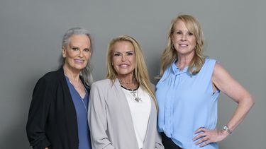 Denise Brown, de izquierda a derecha, Dominique Brown, y Tanya Brown posan para un retrato para promover la docuserie The Life & Murder of Nicole Brown Simpson el miércoles 29 de mayo de 2024 en Nueva York. (Foto Christopher Smith/Invision/AP)