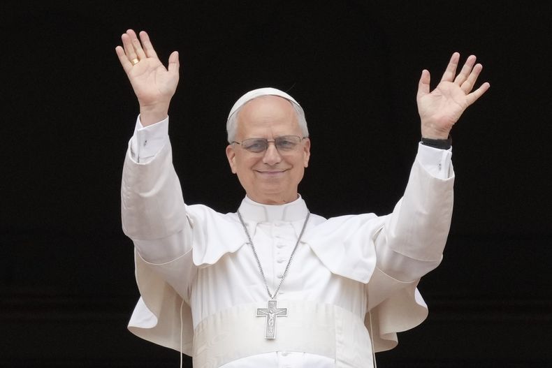 El papa León XIV aparece en el balcón central de la basílica de San Pdro para la bendición de su primer domingo como papa en la plaza de San Pedro en el Vaticano, el domingo 11 de mayo de 2025. (AP Foto/Gregorio Borgia)
