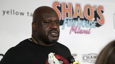 shaquille oneal termina en una ambulancia tras una estrepitosa caida durante un combate de lucha libre