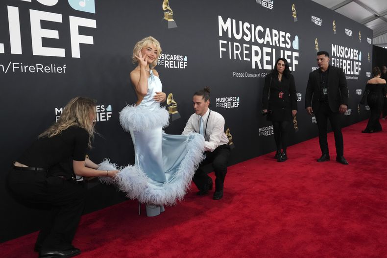 Sabrina Carpenter llega a la 67ª entrega anual de los premios Grammy el domingo 2 de febrero de 2025 en Los Ángeles. (Foto Jordan Strauss/Invision/AP)
