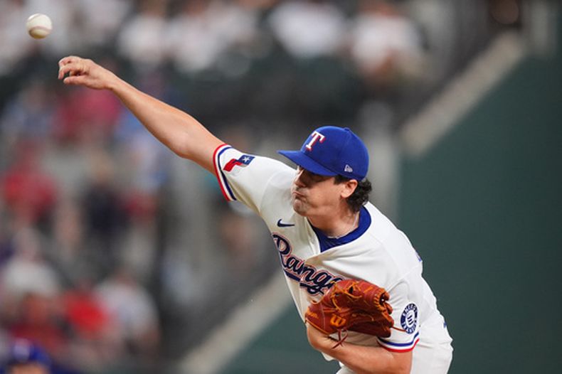 Cal Quantrill, abridor de los Rangers de Texas, lanza en el encuentro del martes 18 de agosto de 2026 ante los Nacionales de Washington (AP Foto/LM Otero)
