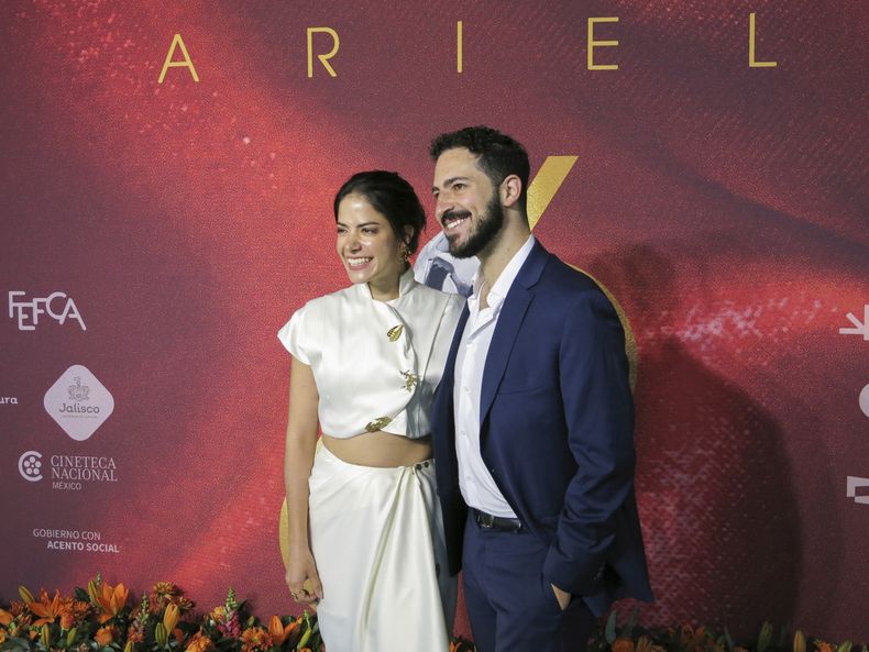 El cineasta Diego del Río, derecha, y la actriz Adriana Llabrés de la película Todo el silencio posan al llegar al almuerzo de nominados de la 66a edición de los premios Ariel de la Academia Mexicana de Artes y Ciencias Cinematográficas en la Ciudad de México el 21 de agosto de 2024. (Foto AP/Berenice Bautista)