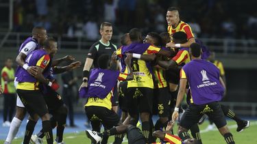 Arley Rodriguez (centro), de Deportivo Pereira de Colombia, festeja con sus compañeros tras anotar el tanto del triunfo sobre Boca Juniors en la Copa Libertadores, el miércoles 24 de mayo de 2023 (AP Foto/John Vizcaíno)