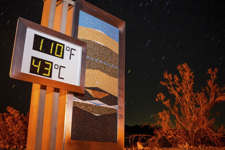 La imagen muestra un termómetro en el Centro para Visitantes de Furnace Creek luego de las 10:00 de la noche, en el Parque Nacional Death Valley, California, el domingo 7 de julio de 2024. (AP Foto/Ty ONeil)