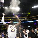 LeBron James, de los Lakers de Los Ángeles, arroja brea al aire antes de un partido ante los Nuggets de Denver, el sábado 2 de marzo de 2024 (AP Foto/Mark J. Terrill)