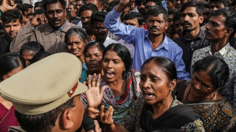India: Arrestan a adolescente por decapitar a su hermana mientras la madre supuestamente sostenía las piernas de la víctima