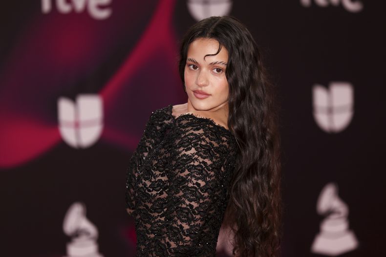 Rosalía llega a la 24a entrega anual del Latin Grammy en Sevilla, España, el jueves 16 de noviembre de 2023. (Foto Vianney Le Caer/Invision/AP)