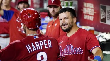Filis conectan 22 hits y aplastan a Diamondbacks 18-2