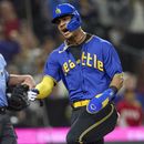 Julio Rodríguez, de los Marineros de Seattle, celebra una carrera gracias a un doble de Teoscar Hernández en el quinto inning del juego de la MLB contra los Medias Blancas de Chicago, el 16 de junio de 2023, en Seattle. (AP Foto/John Froschauer)