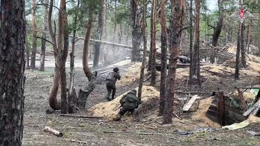 En esta imagen tomada de un video publicado por el servicio de prensa del Ministerio ruso de Defensa el miércoles 21 de mayo de 2025, militares rusos asisten a un entrenamiento de combate para unidades de asalto en un lugar no revelado de Ucrania. (Servicio de prensa del Ministerio ruso de Defensa via AP)