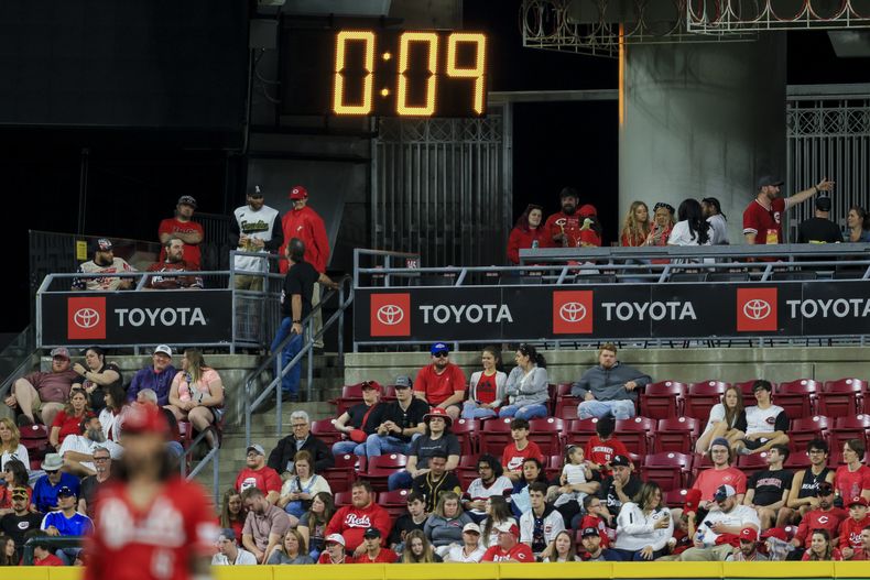 ARCHIVO - El reloj de pitcheo corre detrás de las gradas durante el juego del viernes 5 de mayo de 2024, entre los Medias Blancas de Chicago y los rojos de Cincinnati (AP Foto/Aaron Doster, archivo)