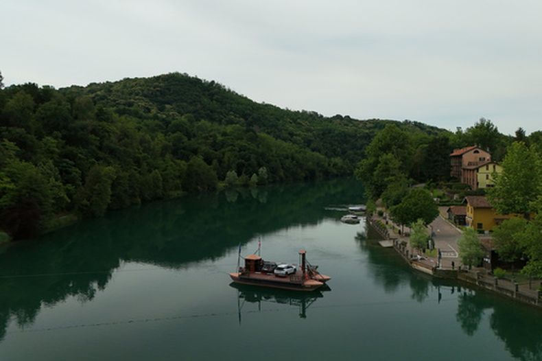 Varios viajeros abordan el “Ferry de Da Vinci”, un ferry operado a mano y dibujado por Leonardo da Vinci en 1513, en el río Adda, entre las provincias de Lecco y Bérgamo, en Imbersago, Italia, el jueves 4 de junio de 2026. (AP Foto/Luca Bruno)