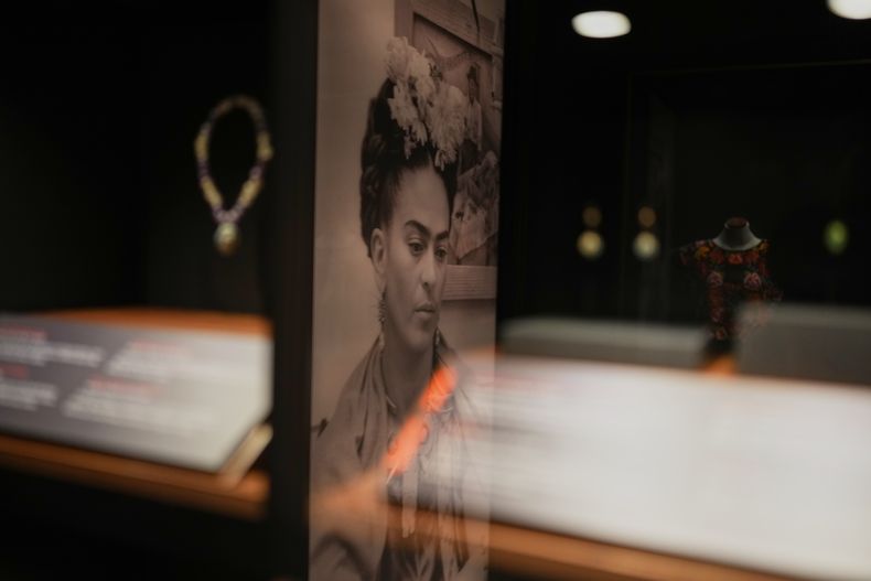 ARCHIVO - Un retrato de Frida Kahlo realizado por el fotógrafo mexicano Wallace Marly se exhibe en el nuevo museo Casa Kahlo en la Ciudad de México, el 10 de septiembre de 2025. (Foto AP/Eduardo Verdugo)