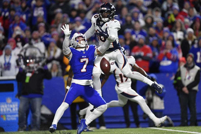 Taron Johnson (7), izquierda, de los Bills de Buffalo hace contacto con Jerry Jeudy (10), de los Broncos de Denver, durante la segunda mitad del juego de la NFL, el lunes 13 de noviembre de 2023, en Orchard Park, Nueva York. A Johnson le marcaron interferencia de pase en la jugada, permitiendo que los Broncos se pusieran a distancia de gol de campo para ganar el partido. (AP Foto/Adrian Kraus)