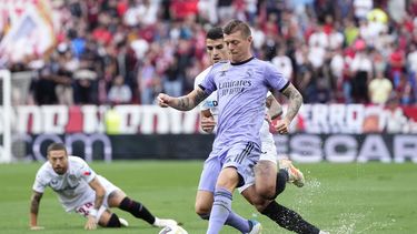 Toni Kroos (derecha) del Real Madrid se adelanta a Erik Lamela del Sevilla en un partido de la Liga española, el sábado 27 de mayo de 2023, en Sevilla. (AP Foto/José Bretón)