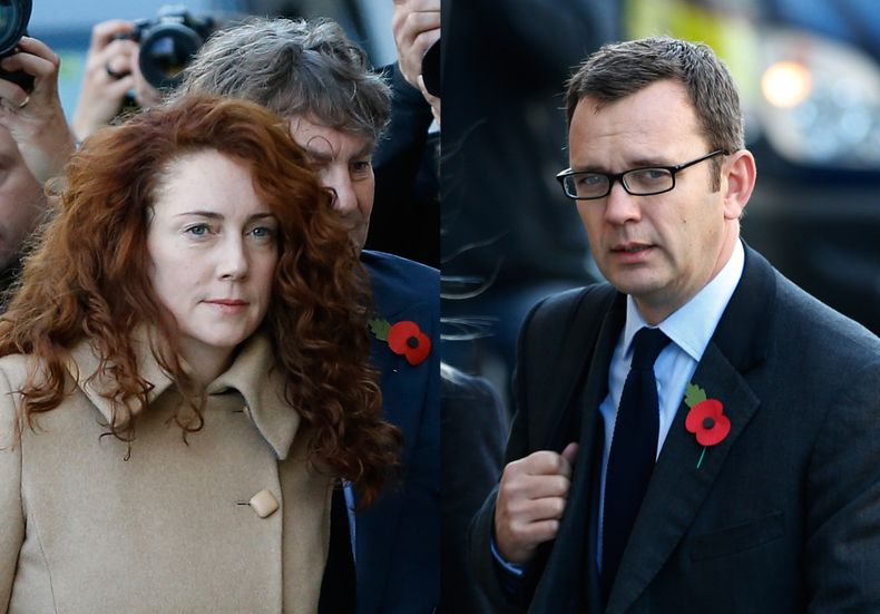 Esta combinaci&oacute;n de fotograf&iacute;as de archivo del lunes 28 de octubre de 2013 muestra a la ex directora del tabloide News of the World, Rebekah Brooks, acompa&ntilde;ada por su esposo Charlie Brooks, a la izquierda, y al ex director del mismo p