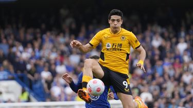 Mexicano Jiménez fuera por Wolves; Costa posible ante City