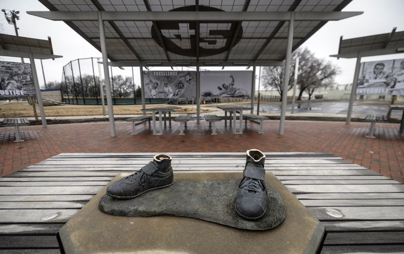 ARCHIVO - Una estatua de bronce del legendario pelotero Jackie Robinson fue robada de un parque en Wichita, Kansas City, durante la mañana del jueves 25 de enero de 2024. Los zapatos de bronce de Jackie Robinson se quedaron en la base de la estatua del primer jugador en romper la barrera del color en el béisbol de Grandes Ligas para ser donados al Museo de Ligas Negras. (Travis Heying/The Wichita Eagle via AP, Archivo)