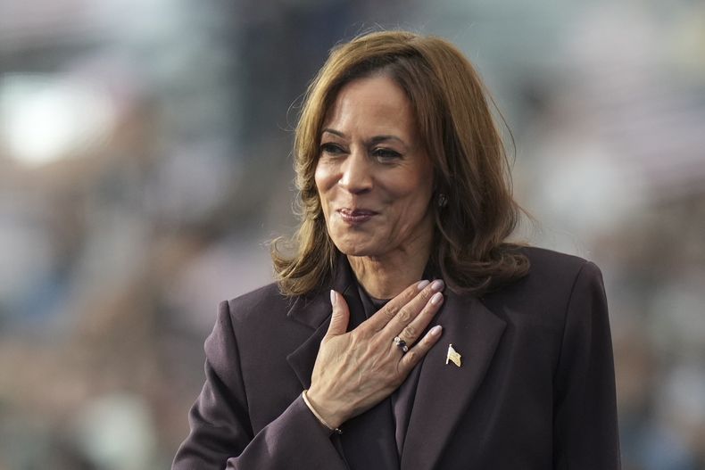 La vicepresidenta Kamala Harris hace un gesto al dar un discurso de concesión de la elección presidencial el miércoles 6 de noviembre de 2024 en el campus de la universidad Howard en Washington. (AP Foto/Stephanie Scarbrough)