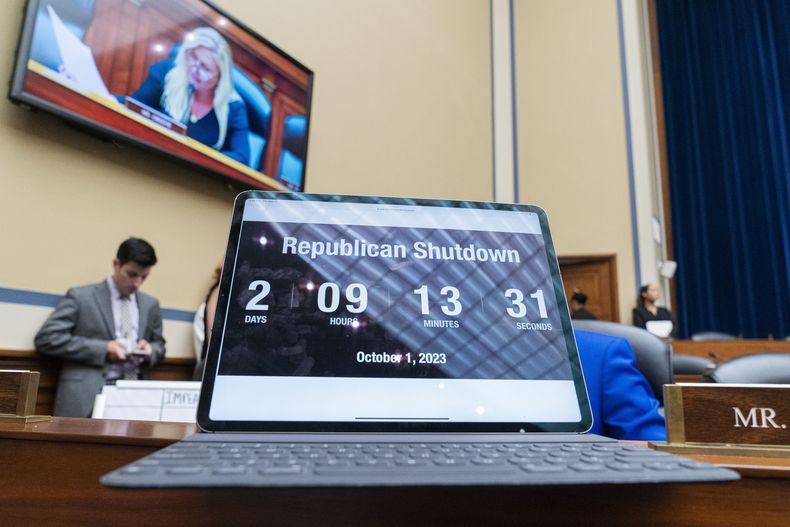 Una laptop muestra una cuenta regresiva sobre el tiempo que queda antes del cierre del gobierno, el 28 de septiembre de 2023 una sala del Congreso, en Washington. (Foto AP/Jacquelyn Martin)