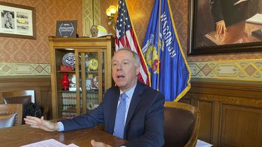 El presidente de la Asamblea de Wisconsin, Robin Vos, habla durante una entrevista con The Associated Press en el Capitolio estatal en Madison, Wisconsin, el 20 de diciembre de 2023. (Foto AP/Harm Venhuizen)